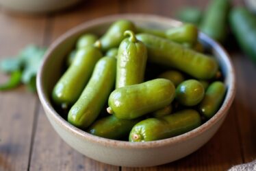 La recette indispensable des pickles : découvrez l'astuce pour des cornichons croquants et délicieusement parfumés !